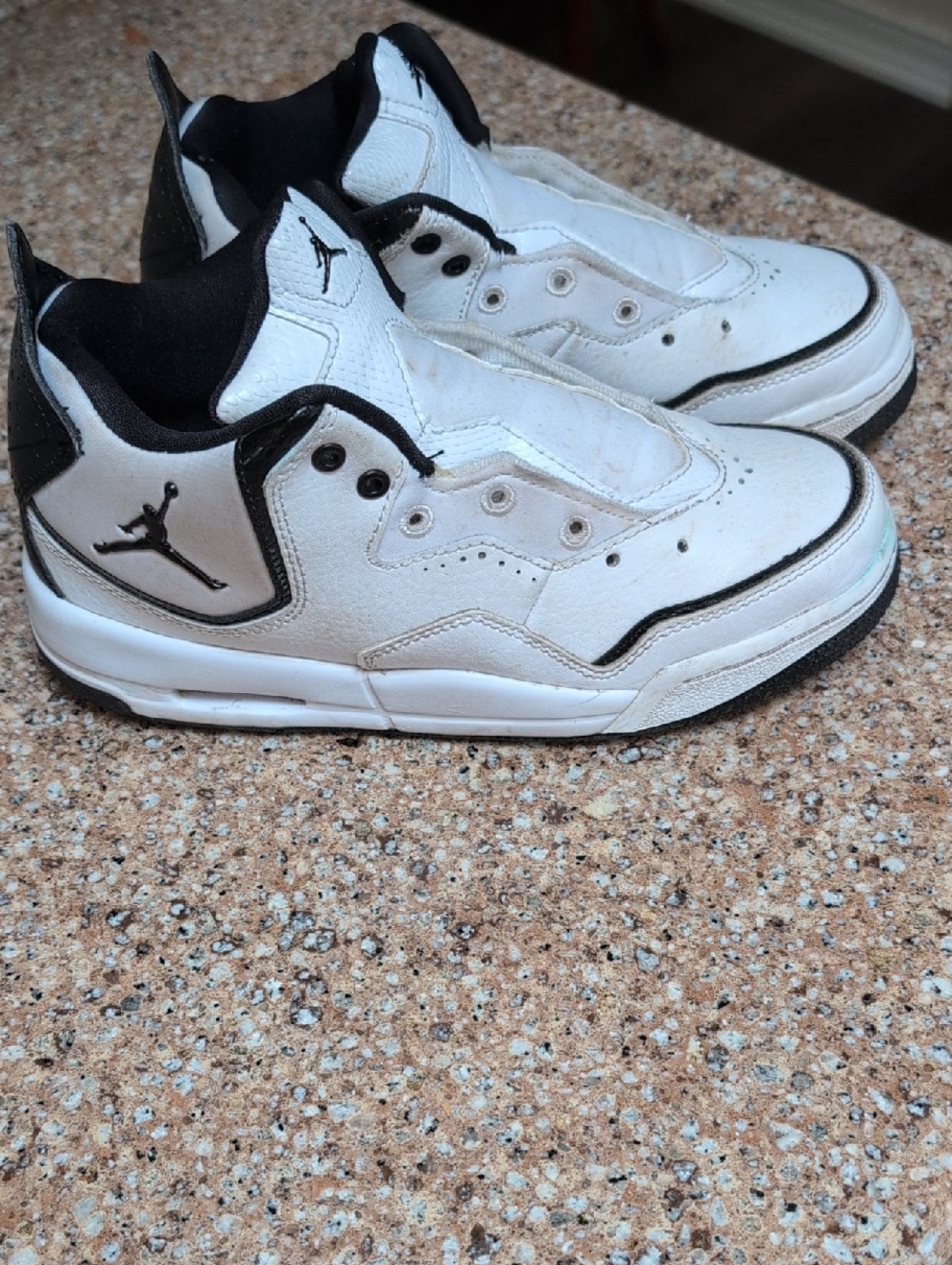 Jordan Courtside 23 (GS) AR1002-100, White/Black-Black, Size 3.5Y,
